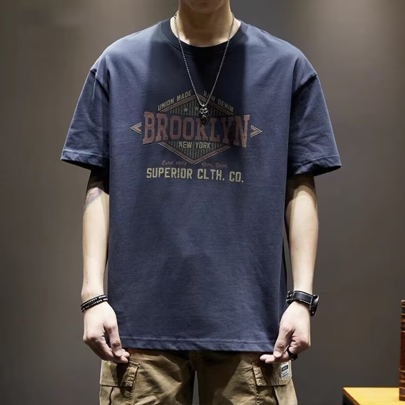 Short-sleeved T-shirts for men are loose and versatile